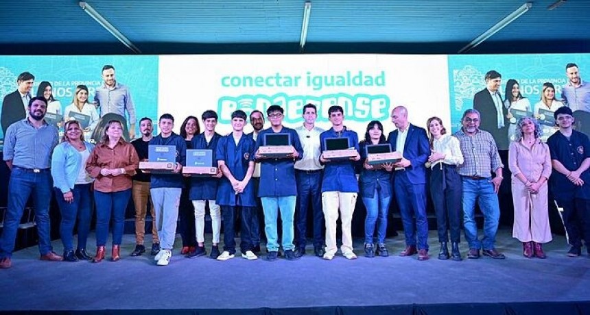 Escobar: Ariel Sujarchuk y Wado de Pedro entregaron netbooks del programa Conectar Igualdad a estudiantes del distrito 