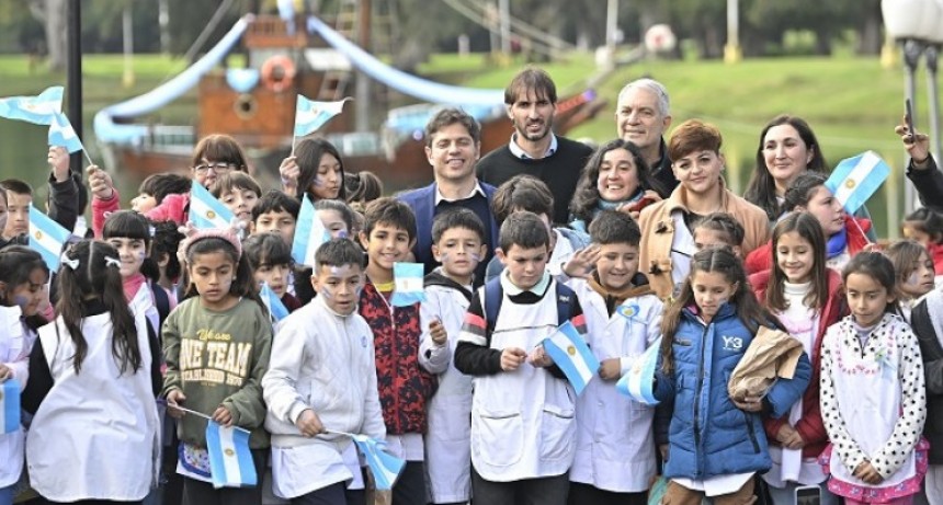 Kicillof encabezó la ceremonia de promesa a la bandera nacional de estudiantes bonaerenses