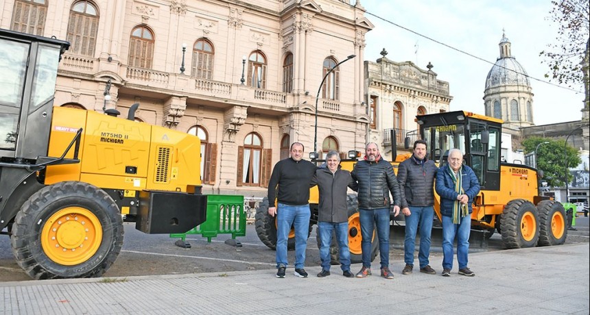 Chivilcoy: Britos presentó una motoniveladora y una pala cargadora adquiridos por el Municipio