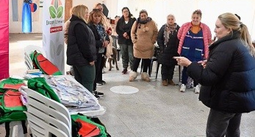 E. Echeverría: El Municipio entregó kits de estudio a vecinos que cursan el Plan Fines 