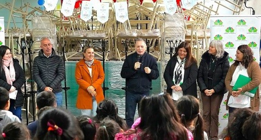 E. Echeverr&iacute;a: Gray entreg&oacute; mobiliario a la Escuela Primaria N&deg;19 de Luis Guill&oacute;n 