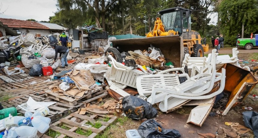 Pinamar: Con equipamiento municipal se retiraron 32 camiones de residuos evitando la usurpación de tres lotes 
