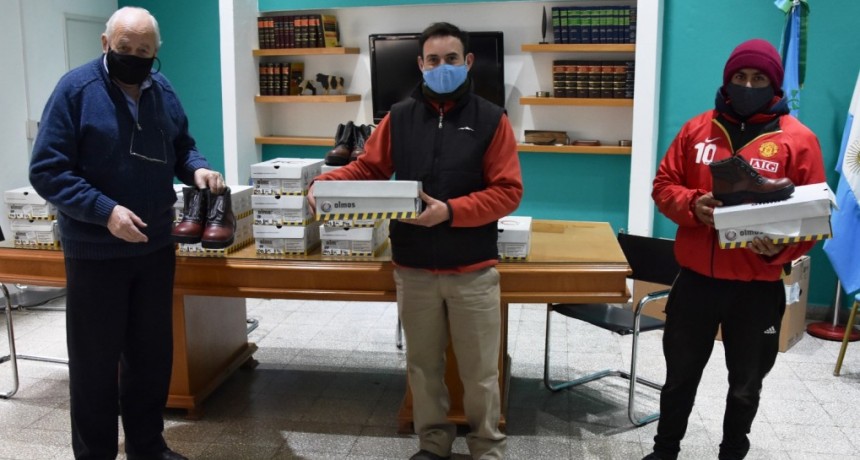 Tres Lomas: El jefe comunal entregó calzado de seguridad a trabajadores del Corralón