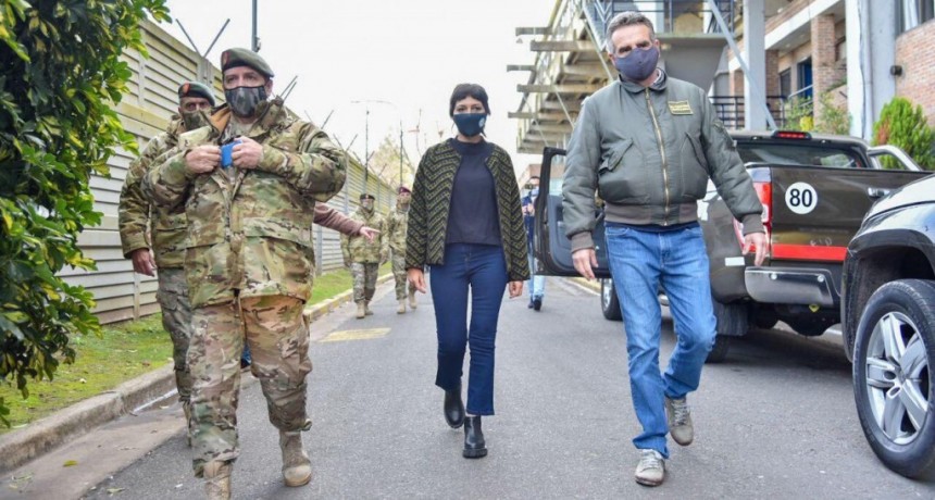 Mayra Mendoza y Agustín Rossi visitaron la base operativa del ejército que funciona en el Estadio Centenario 