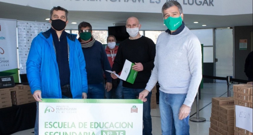 Zabaleta entregó netbooks para escuelas públicas del programa Conectar Igualdad 