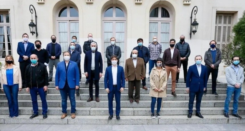 Ferraresi participó de una reunión de intendentes con el gobernador Kicillof