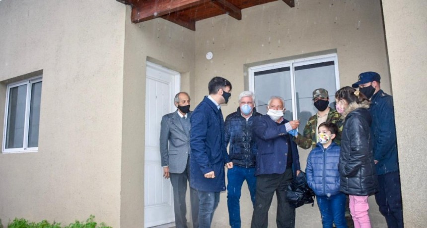 Castelli: El intendente Echarren entregó las 24 viviendas del Barrio de Policía