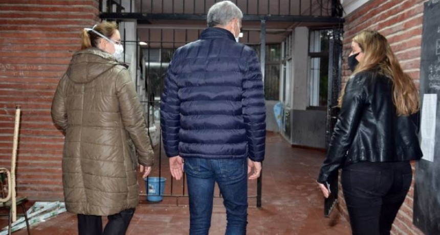 Berisso: Cagliardi recorrió la Escuela de Enseñanza Media Nº1 donde se implementó el programa “Escuelas a la obra” 