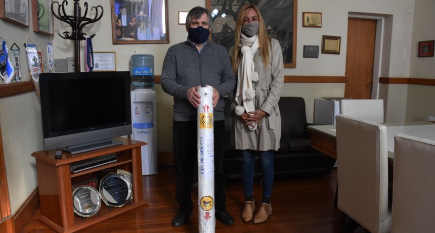 Chivilcoy: El intendente Britos recibió de la empresa TICNC la donación de un Tótem sanitizante 