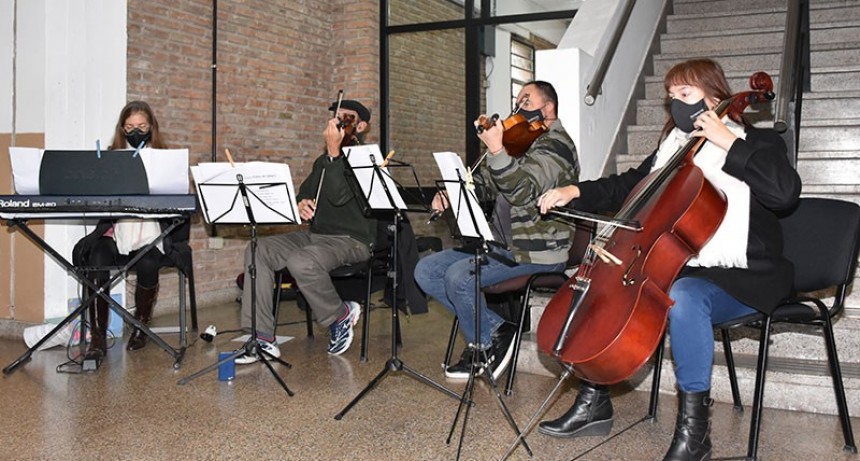 Berisso: El Quinteto de Cuerdas Municipal llevó su música al punto de vacunación que funciona en la UTN