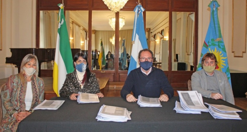 Carlos Casares: Entrega de material educativo para los alumnos del distrito 