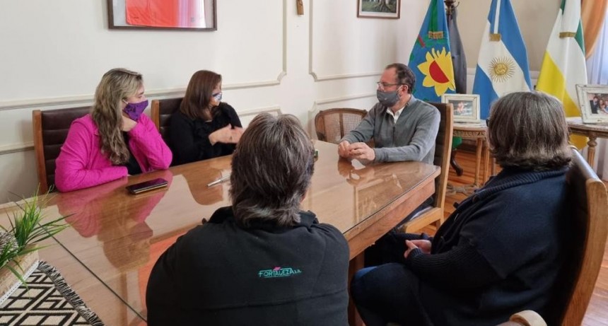 Carlos Casares: El intendente Torchio firmó el convenio del programa comunidades sin violencia 