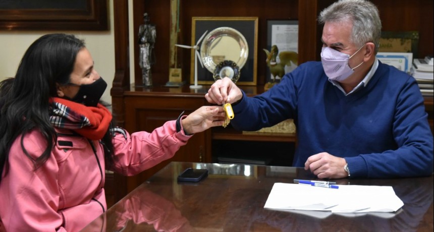 B. Blanca: El intendente hizo entrega de la llave a la última damnificada con una vivienda