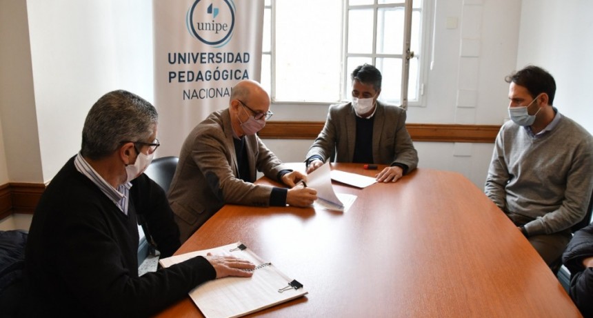 Lobos: El Intendente firmó un convenio con la Universidad Pedagógica Nacional 