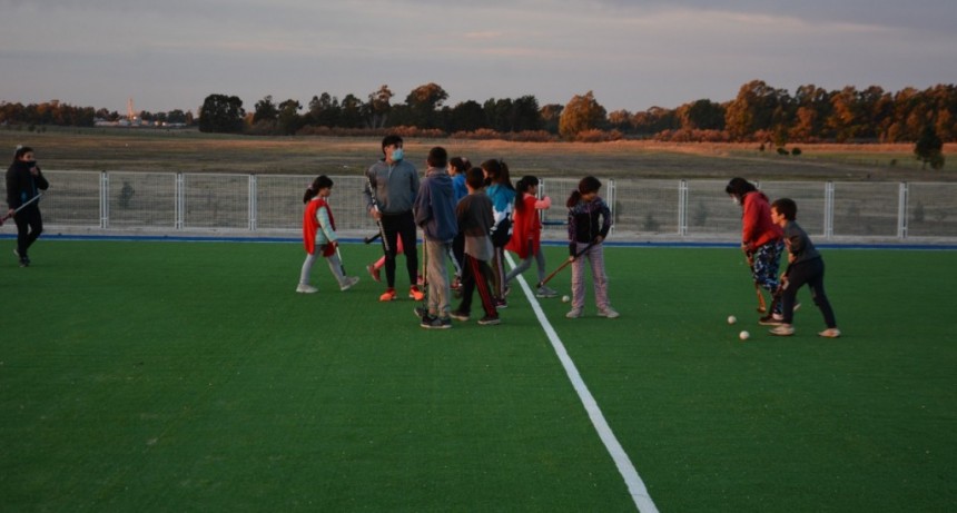 Tres Arroyos: Entrenamiento en la cancha de hockey de la escuela barrial 