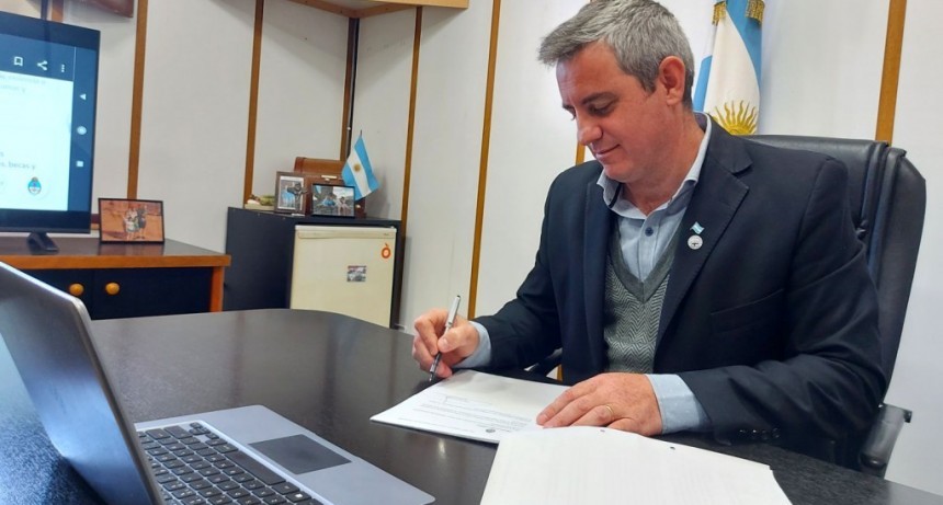 Colón (ER): José Luis Walser firmó el convenio para construir veredas por más de $30 millones