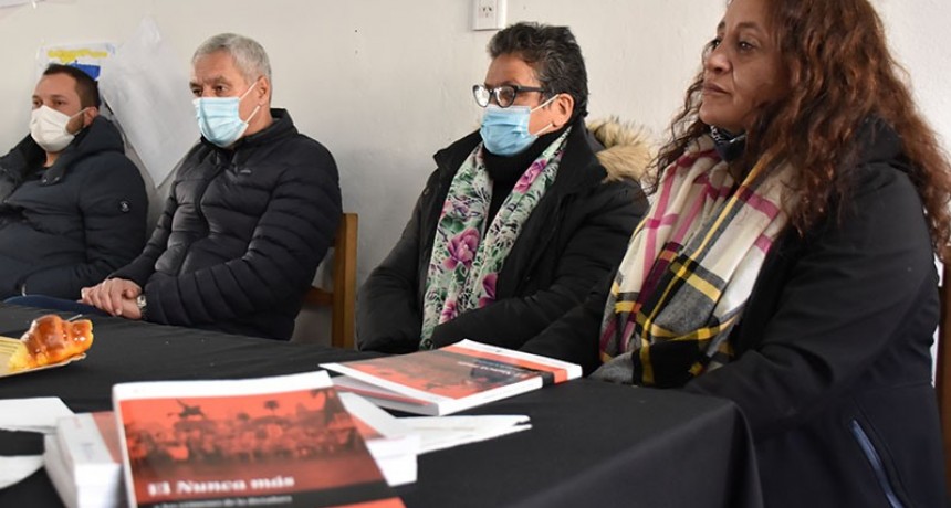 Berisso: Cagliardi entregó ejemplares del libro “Nunca Más” a instituciones locales