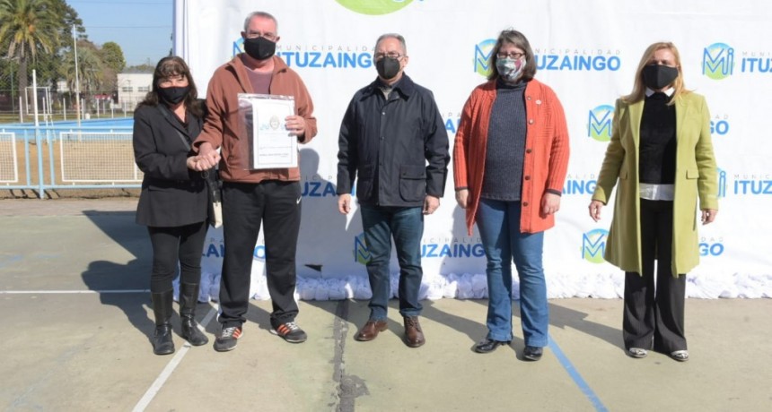 Ituzaingó: Alberto Descalzo encabezó la firma de 40 escrituras para familias del distrito 