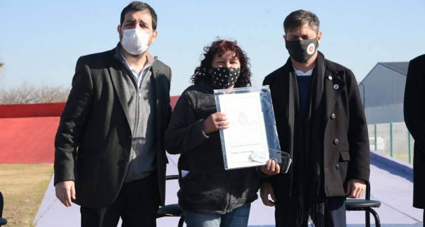 San Martín: Fernando Moreira y Axel Kicillof entregaron escrituras a familias del partido