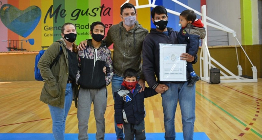 Gral. Rodríguez: Acto de entrega de escrituras sociales en el Polideportivo municipal