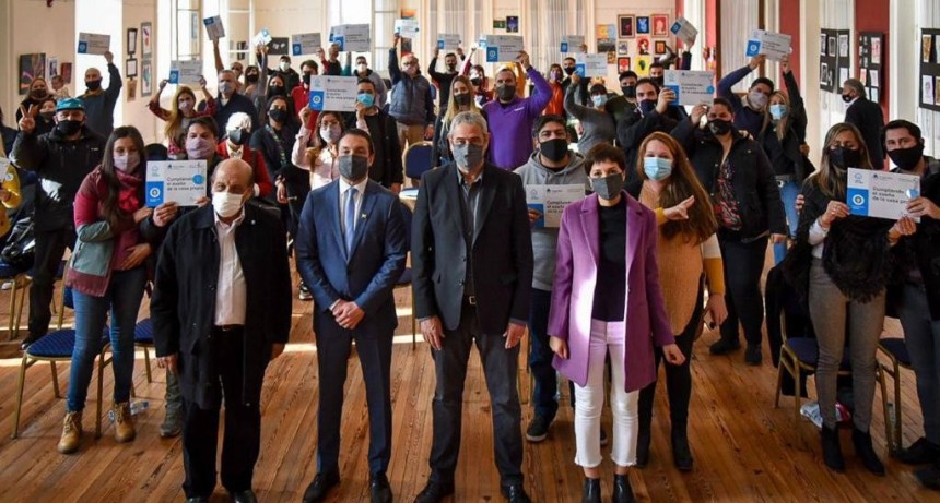 Quilmes: Mendoza y el Ministro Ferraresi entregaron nuevos créditos hipotecarios para construcción a familia del distrito 