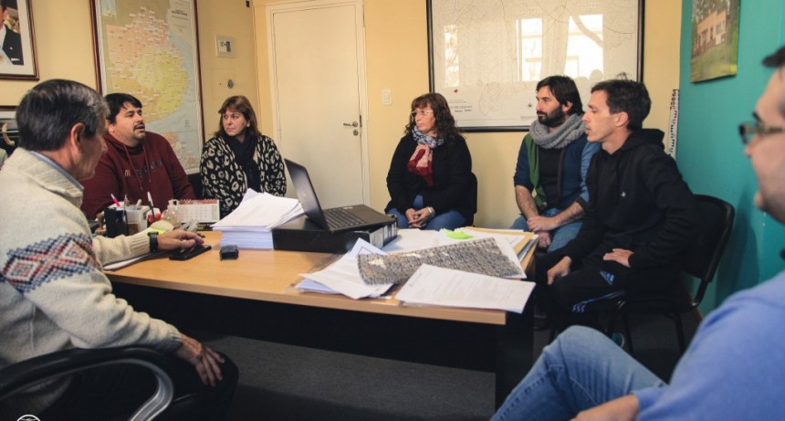 Lezama: El Municipio entreg&oacute; notebooks al CEF y al CENS 