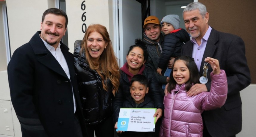 Avellaneda: Jorge Ferraresi, Alejo Chornobroff y Magdalena Sierra entregaron viviendas a m&aacute;s de 300 familias