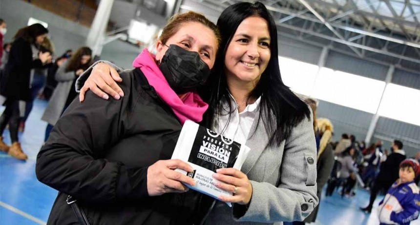 Malvinas Argentinas: La intendenta Correa participó de la entrega de lentes del programa “Visión para la inclusión” 