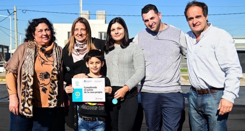 Merlo: Karina Menéndez y Santiago Maggiotti entregaron viviendas en el distrito 