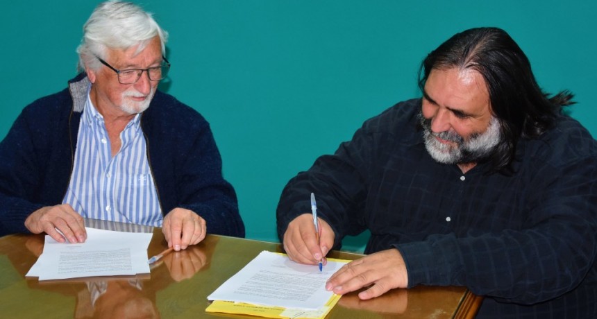 Tres Lomas: Carrera firmó un convenio con Baradel para la construcción de viviendas para docentes 