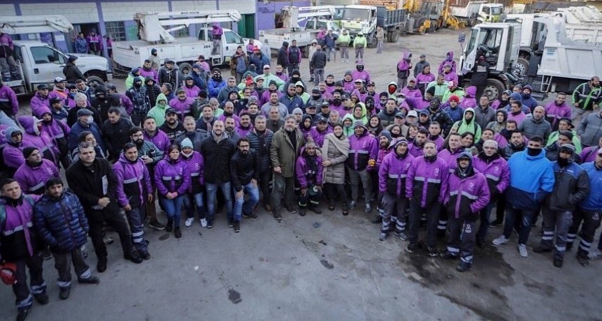 Quilmes: Mayra Mendoza saludó a los trabajadores de servicios públicos antes del comienzo de su jornada 