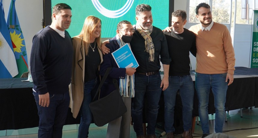 Merlo: Karina y Gustavo Menéndez encabezaron el acto de entrega de más de 150 escrituras para los vecinos del distrito