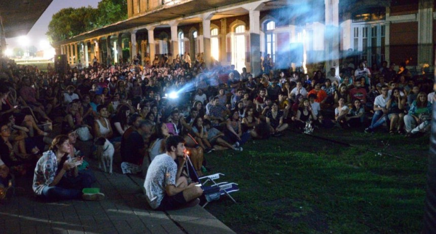La Plata: Con proyecciones todos los días, montan salas de cine móvil en instituciones barriales