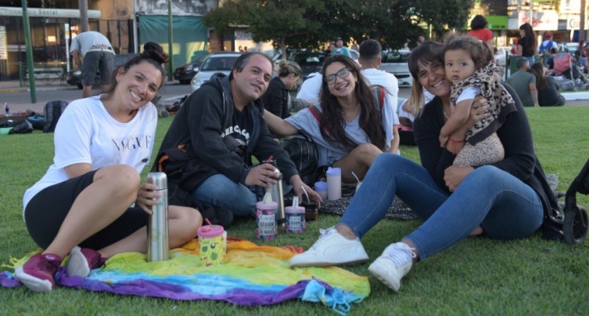 Ituzaingó celebra el día de la amistad con un show de Karina en la Plaza Eva Perón 