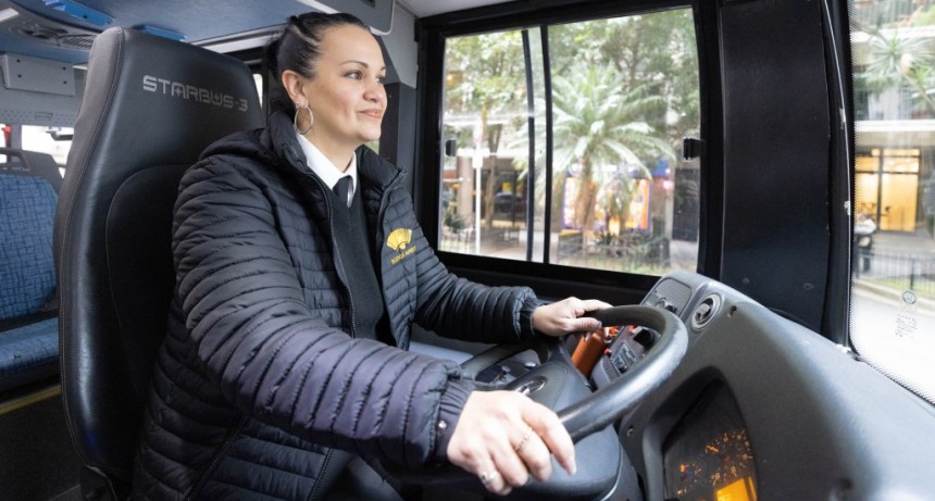 Mariela cumplió su sueño y es la primera mujer en manejar el Bus turístico porteño