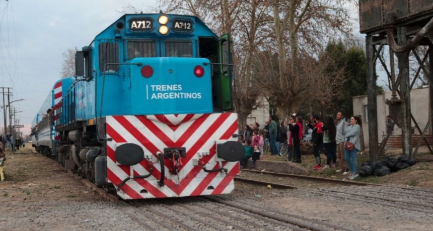 Tras más de 30 años de espera, volvió a pasar el tren por San Antonio de Areco