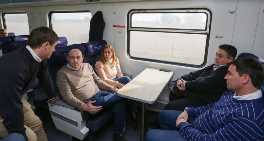 Referentes del Frente Renovador de Lincoln acompañaron a Alexis Guerrera en el arribo del tren a las ciudades de la cuarta sección