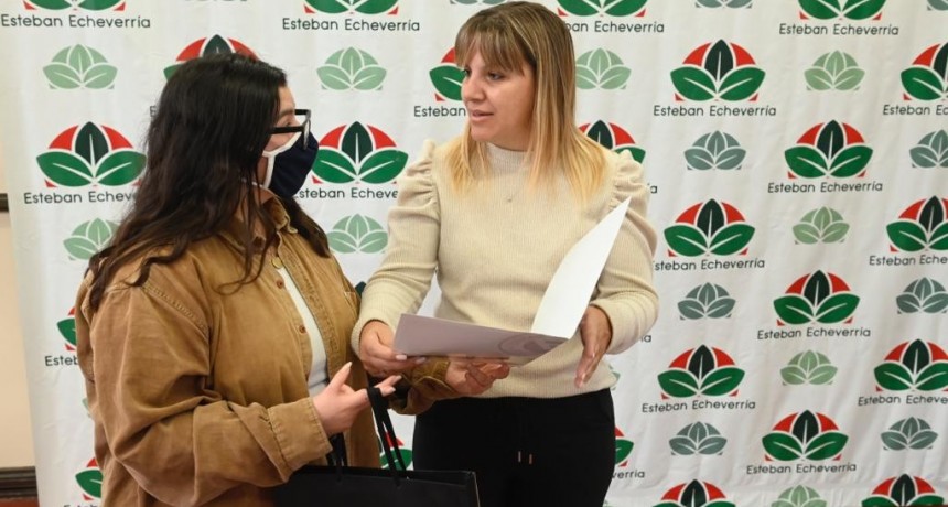 E. Echeverría: El Municipio entregó un subsidio a una vecina que cursará sus estudios universitarios en Estados Unidos 