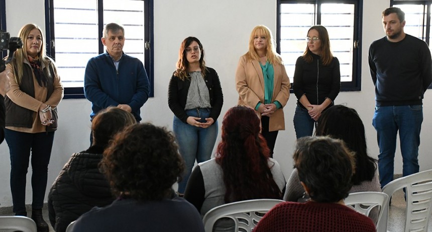 Chivilcoy:  Britos entregó microcréditos a emprendedores de Moquehuá