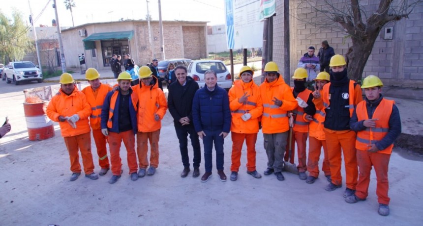 E. Echeverría: Gray y Katopodis supervisaron el avance de la obra de pavimentación de la Av. Huergo 