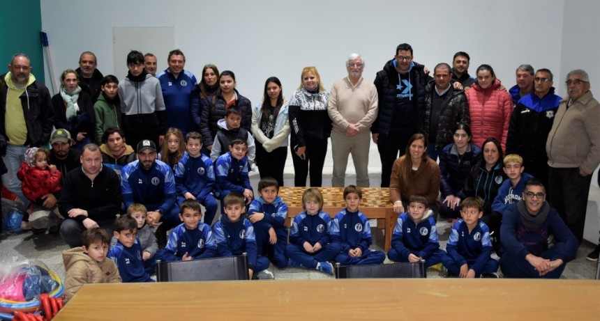 Tres Lomas: Comenzó la entrega de materiales deportivos a instituciones 