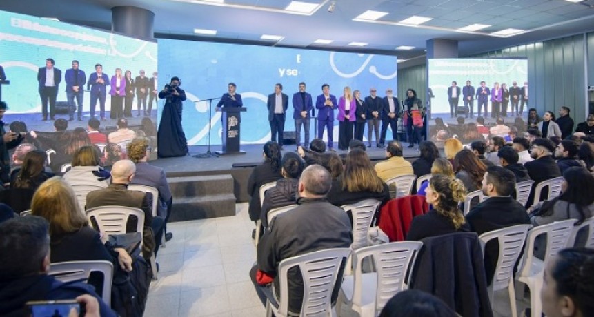 Kicillof entregó diplomas a jóvenes que egresaron a través del programa Puentes en La Matanza