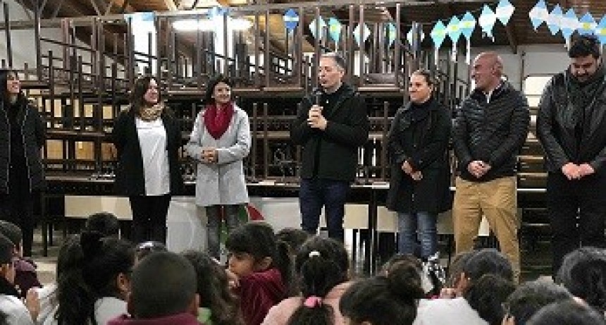 E. Echeverría: Gray entregó mobiliario en la Escuela Primeria N° 47 de Luis Guillón 