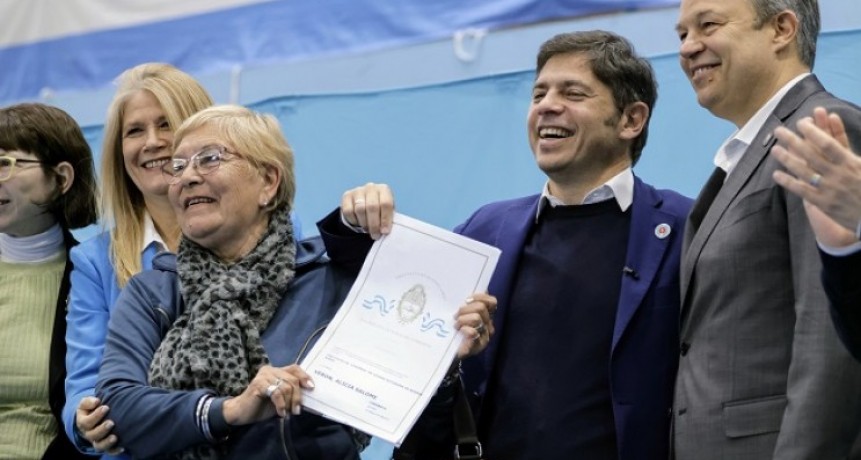 Kicillof y Magario entregaron más de 1.400 escrituras gratuitas en Almirante Brown