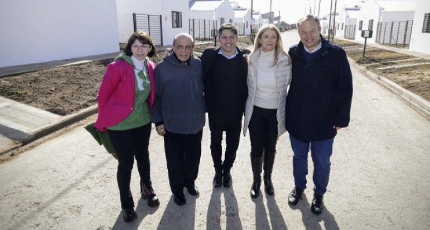 Kicillof y Magario entregaron 110 viviendas a familias de Berazategui