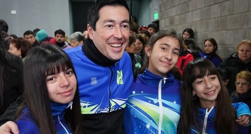 Malvinas Argentinas: Nardini inauguró el primer polideportivo de Ing. Adolfo Sourdeaux