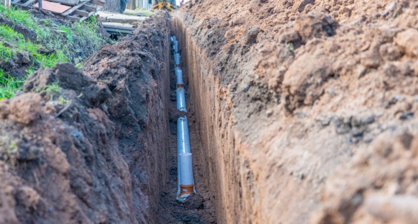 Campana: Abella supervisó los primeros trabajos de la obra de cloacas en Las Acacias
