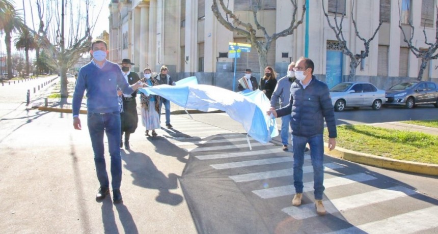 Bolívar: El Intendente Pisano izó la bandera en el mástil central  