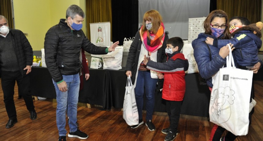 Zabaleta recibió 500 kits de prevención contra la bronquiolitis, en un acto con el ministro Arroyo 