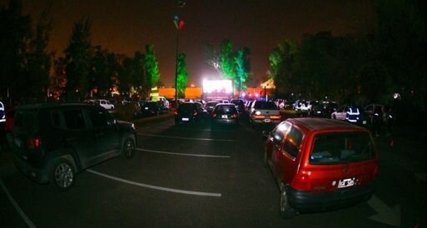 Escobar inaugura el primer autoteatro del país 